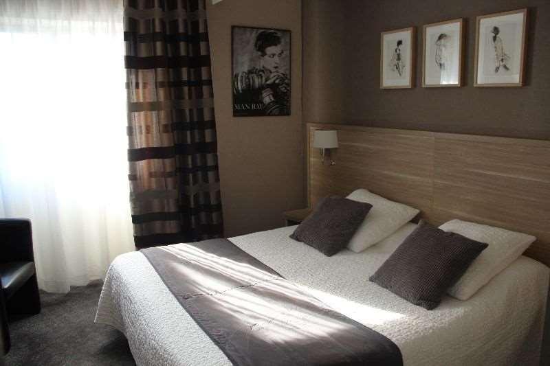Brit Hotel Le Cygne Saint Hilaire du Harcouet Ruang foto