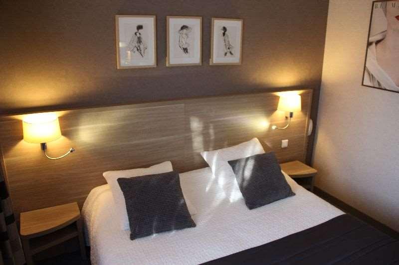 Brit Hotel Le Cygne Saint Hilaire du Harcouet Ruang foto