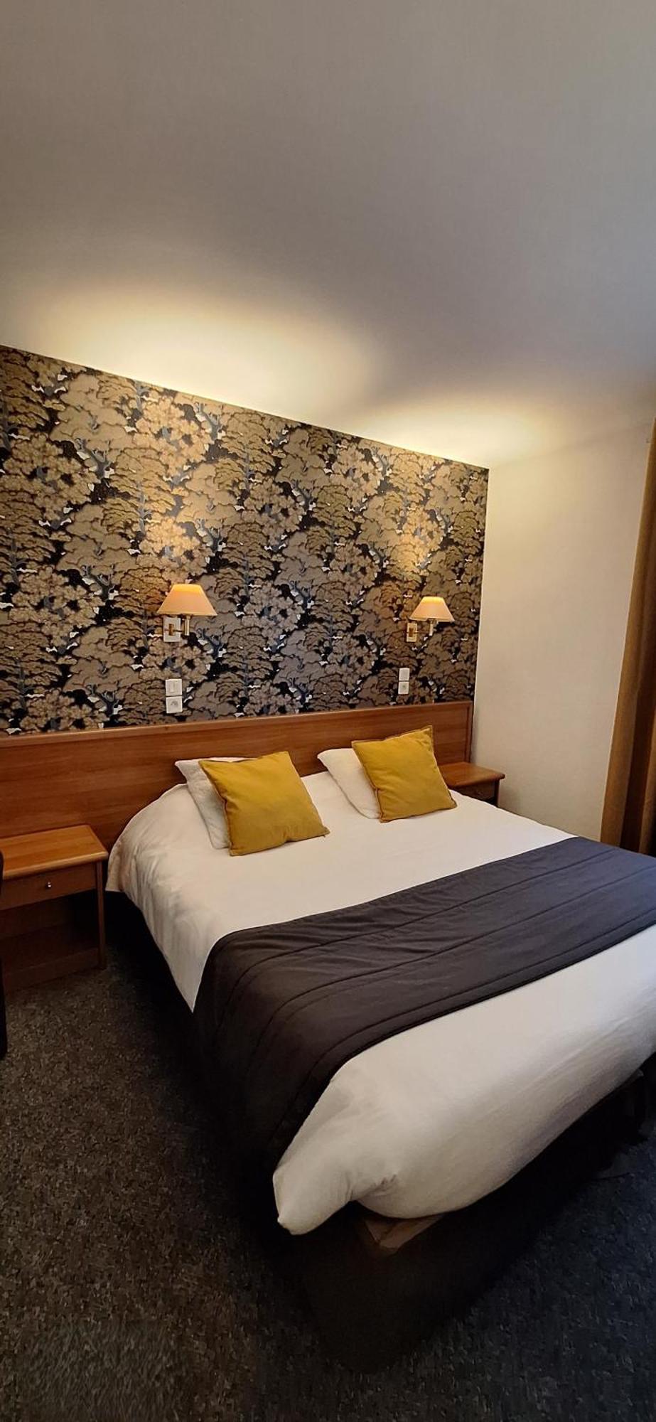 Brit Hotel Le Cygne Saint Hilaire du Harcouet Bagian luar foto