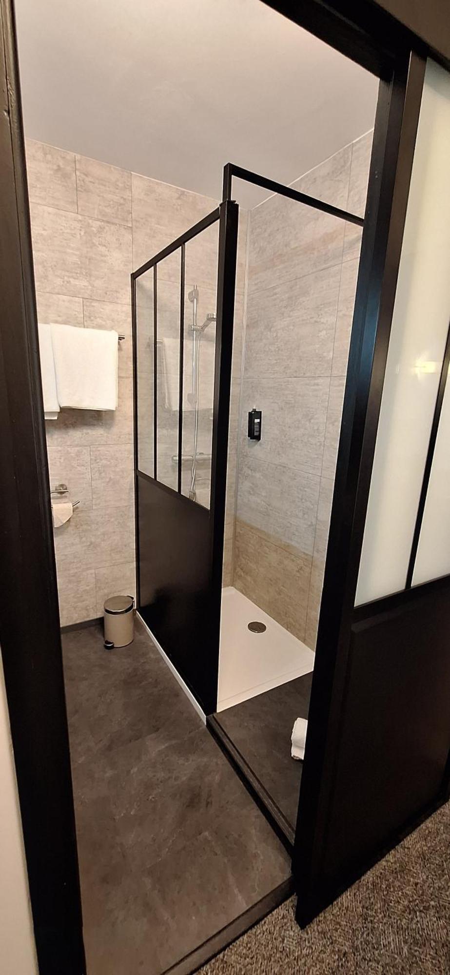 Brit Hotel Le Cygne Saint Hilaire du Harcouet Bagian luar foto