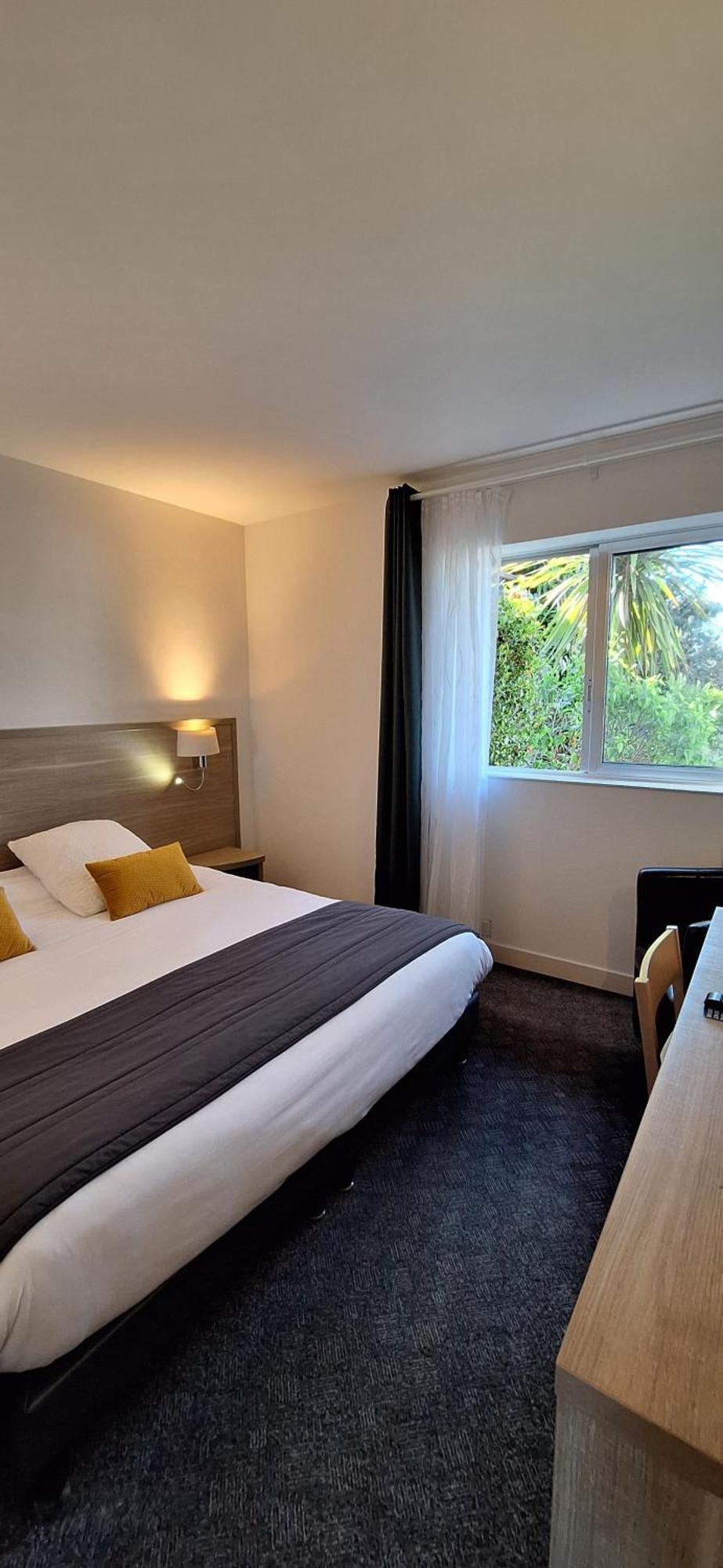 Brit Hotel Le Cygne Saint Hilaire du Harcouet Bagian luar foto