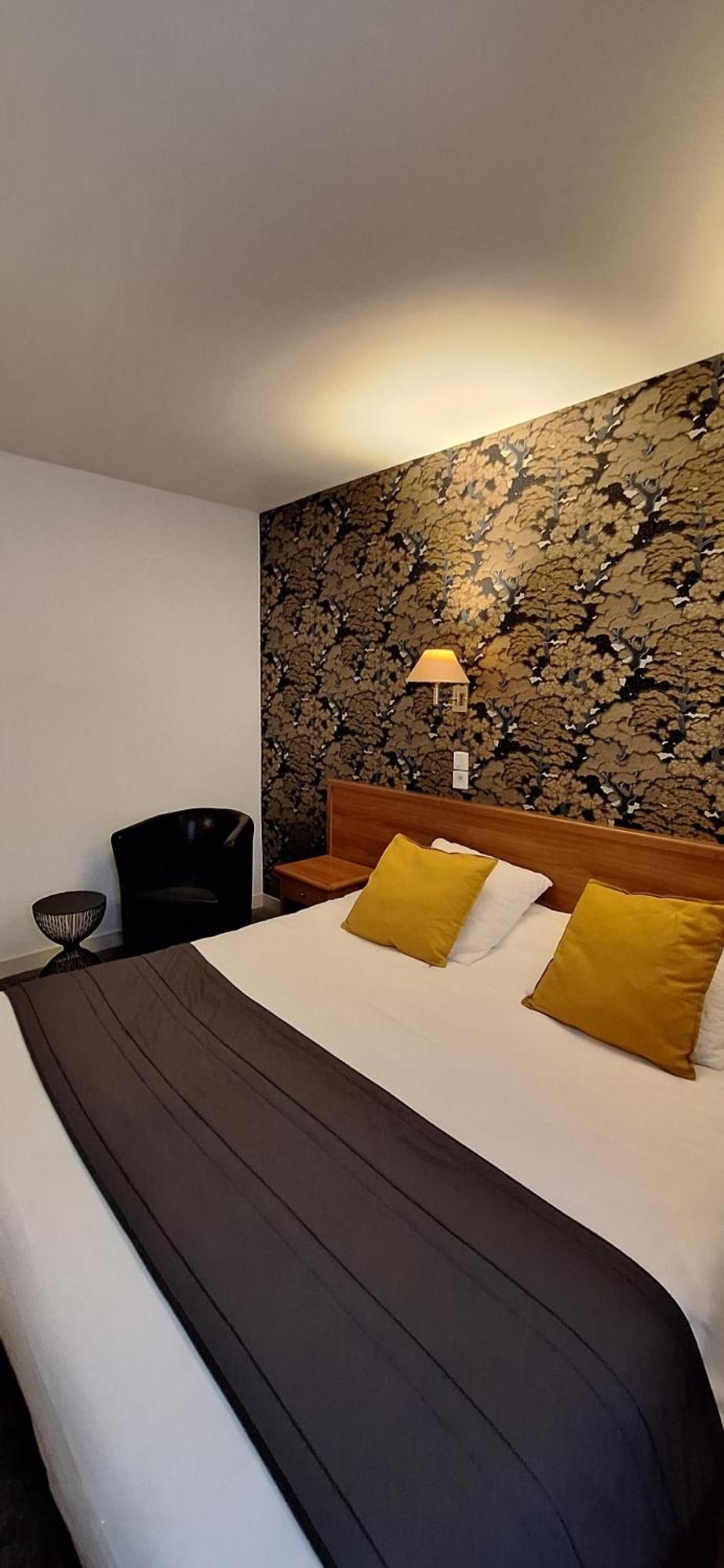 Brit Hotel Le Cygne Saint Hilaire du Harcouet Bagian luar foto