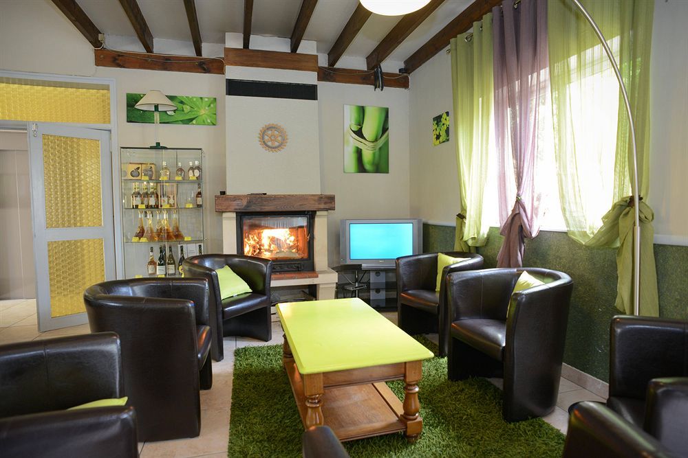 Brit Hotel Le Cygne Saint Hilaire du Harcouet Bagian luar foto