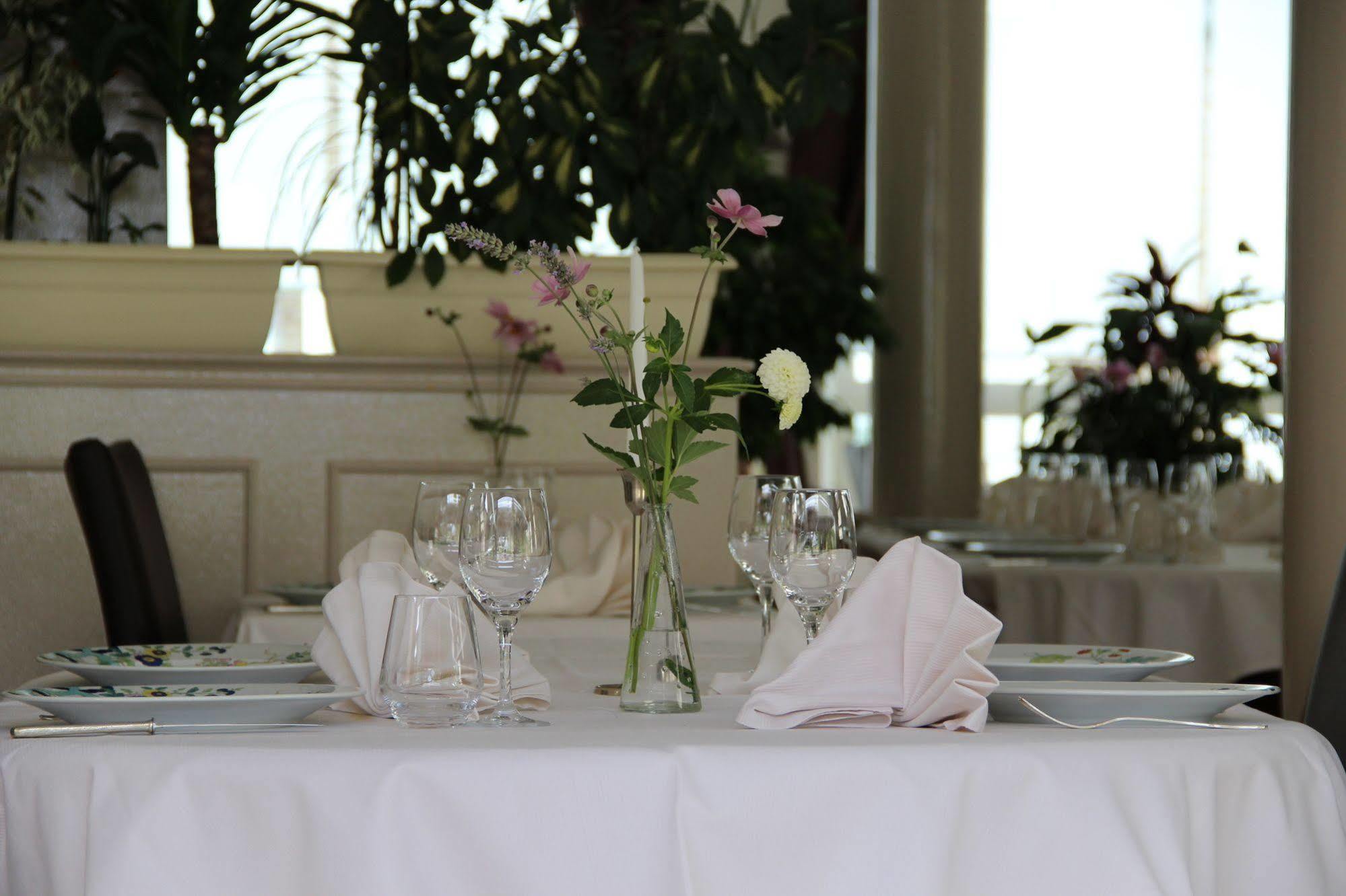 Brit Hotel Le Cygne Saint Hilaire du Harcouet Bagian luar foto