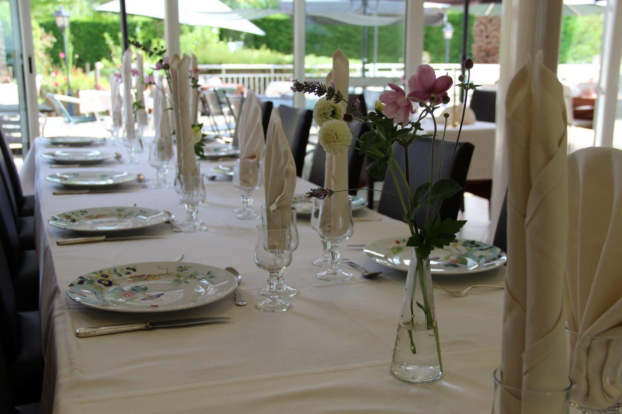 Brit Hotel Le Cygne Saint Hilaire du Harcouet Bagian luar foto