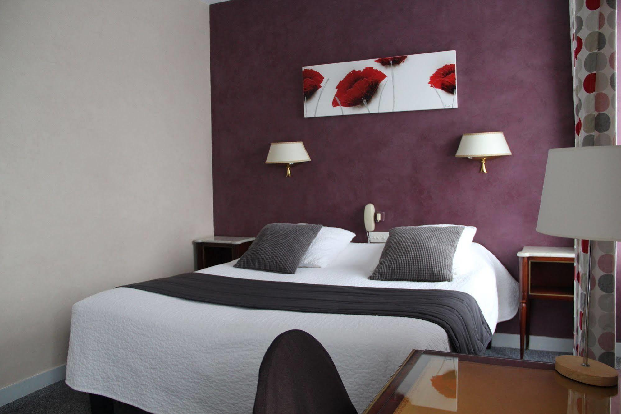 Brit Hotel Le Cygne Saint Hilaire du Harcouet Bagian luar foto