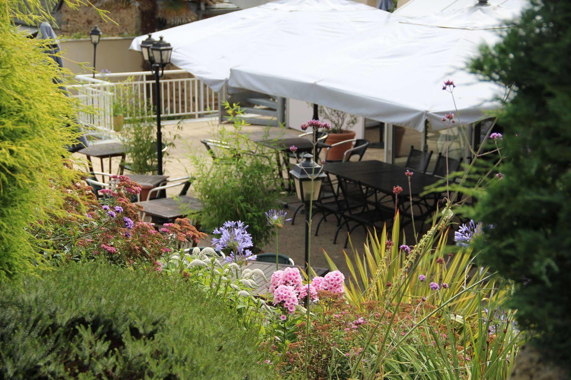 Brit Hotel Le Cygne Saint Hilaire du Harcouet Bagian luar foto
